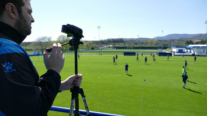 デポルティーボ・アラベスのサッカーの練習を撮影するビデオコーディネーター