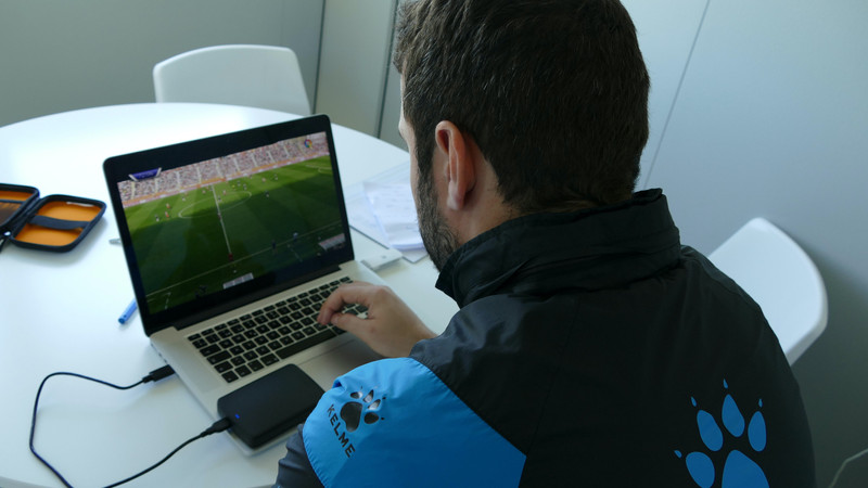 ノート PC でサッカー映像を分析するボルハ・マティアス