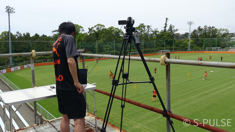Performance analyst Mizuki Moriwaki and his analysis setup at an S-Pulse training session